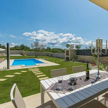 Casa vacanze With 2 Bedrooms Labinci