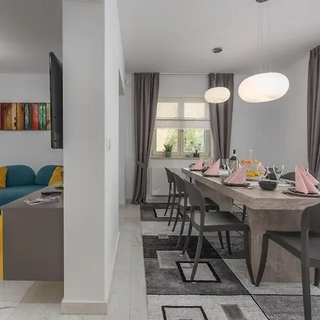 With 2 Bedrooms *